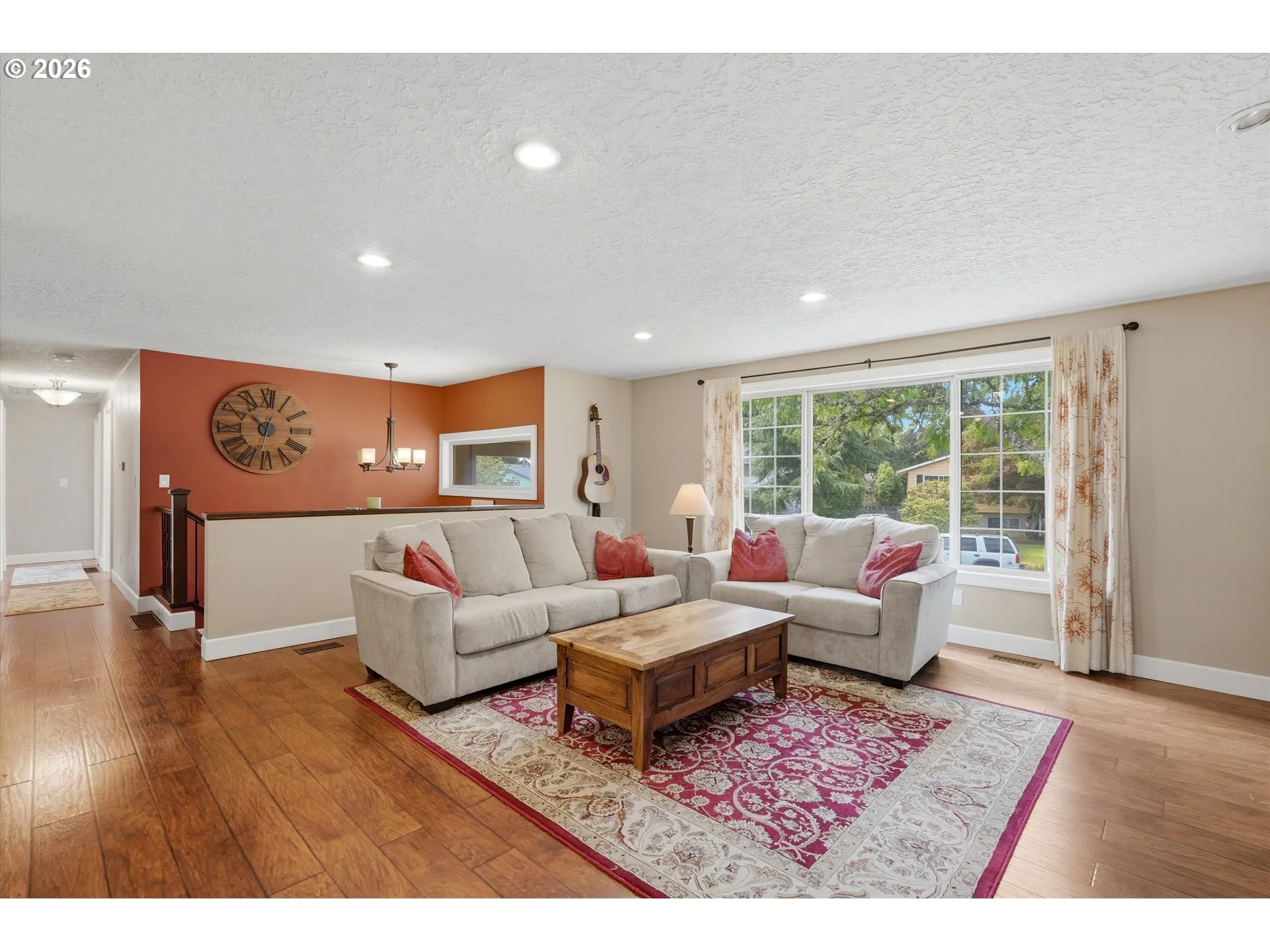 Living Room/Entrance
