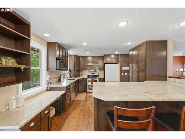 Kitchen-Breakfast Bar