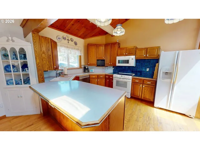 Kitchen-Breakfast Bar