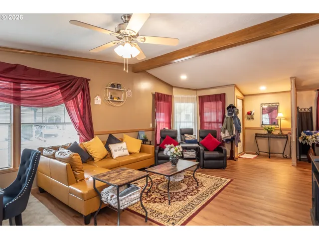 Living Room/Entrance