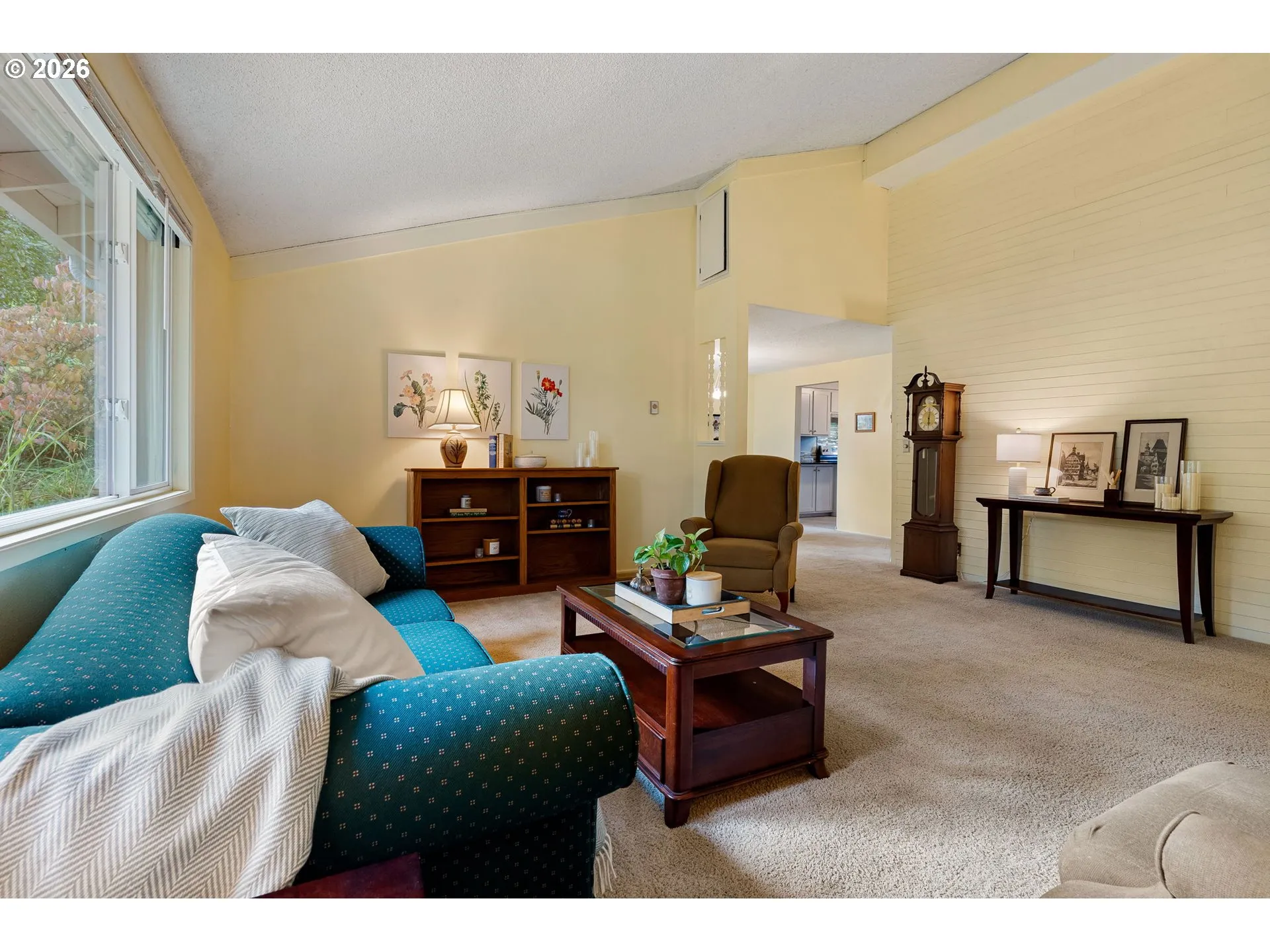 Living Room-Vaulted Ceilings