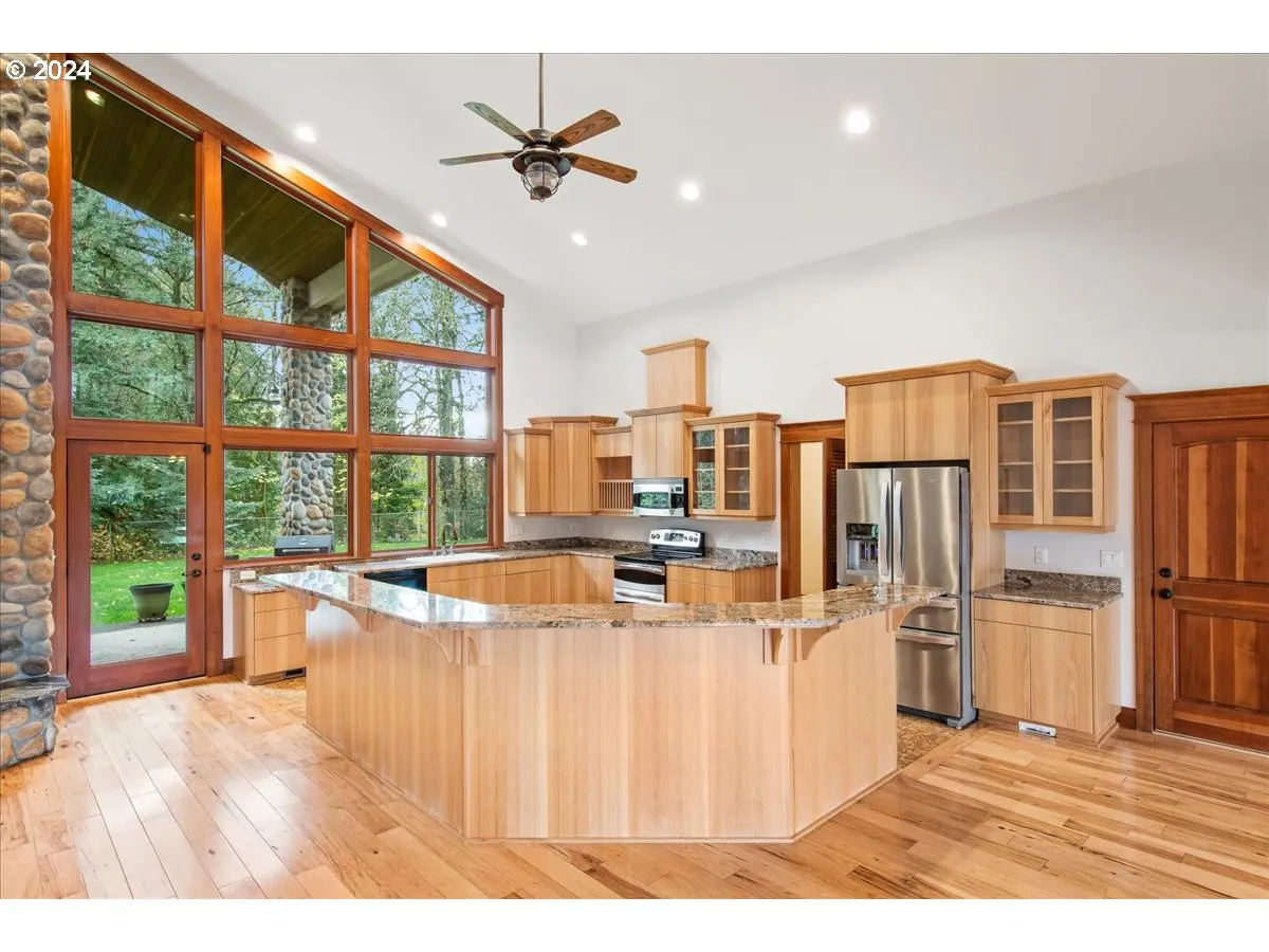 Kitchen-Breakfast Bar