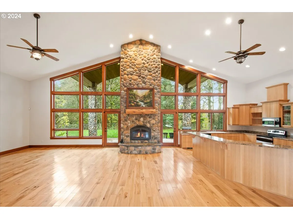 Living Room-Fireplace