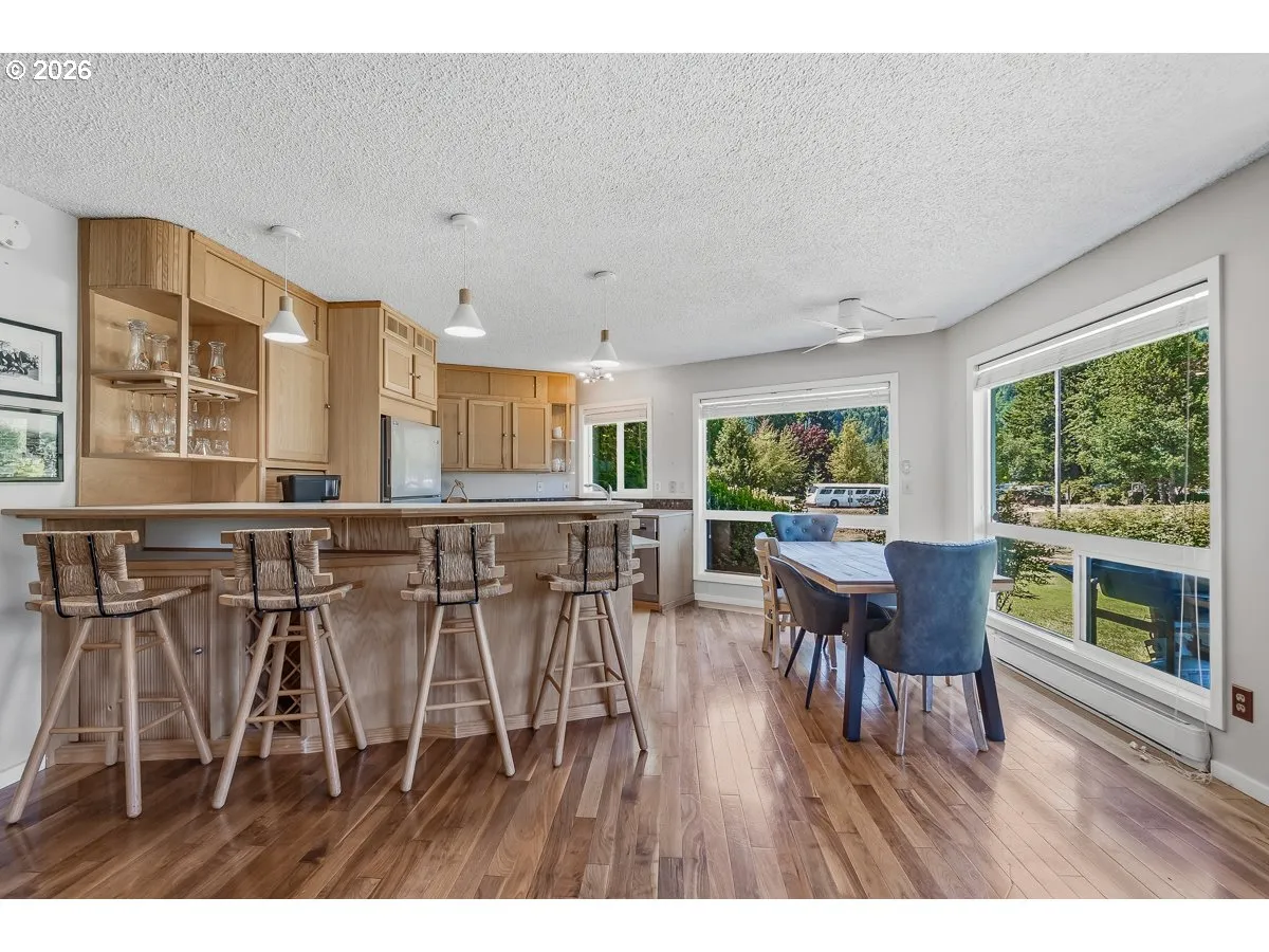 Kitchen-Eating Area