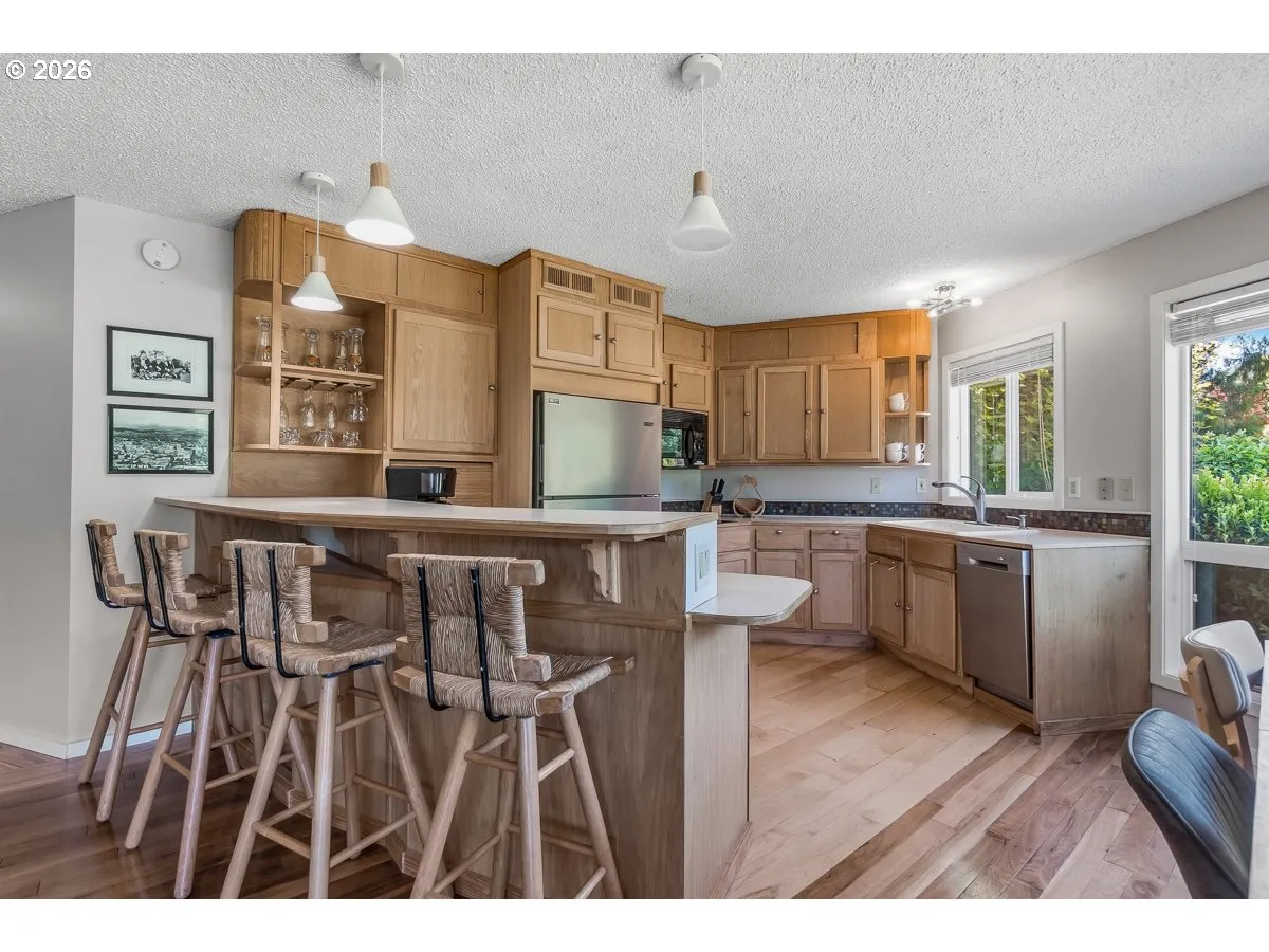 Kitchen-Breakfast Bar