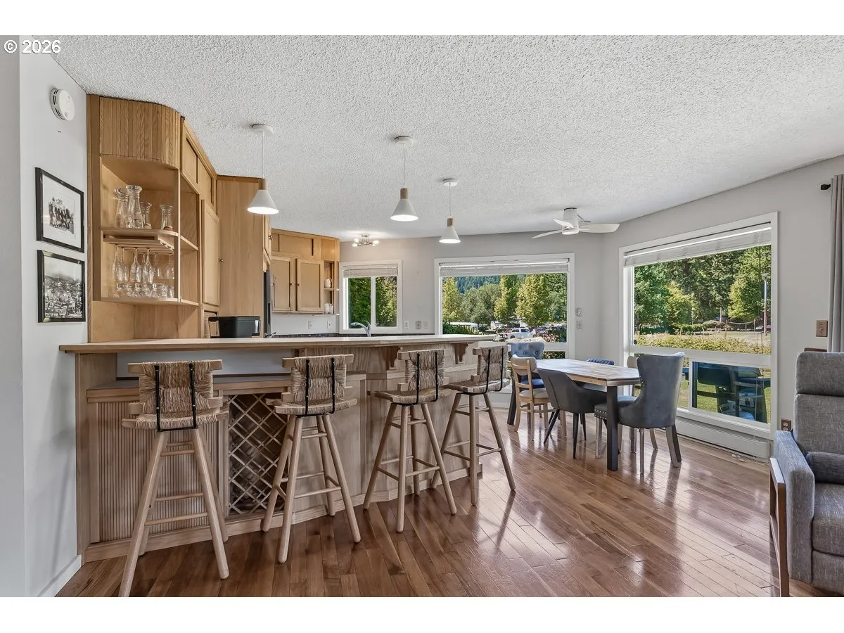 Kitchen-Breakfast Bar