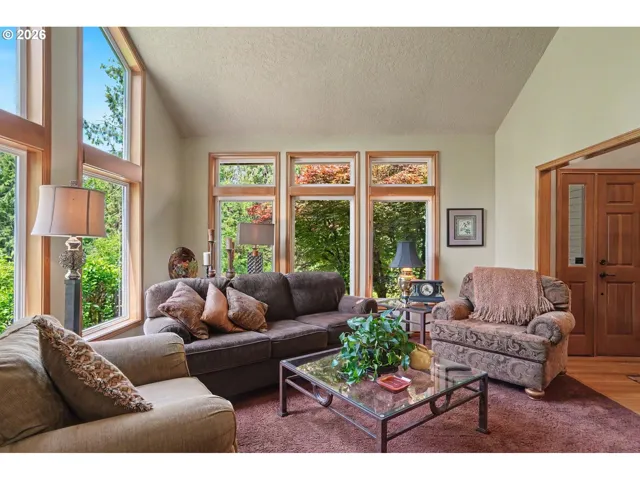 Living Room/Entrance