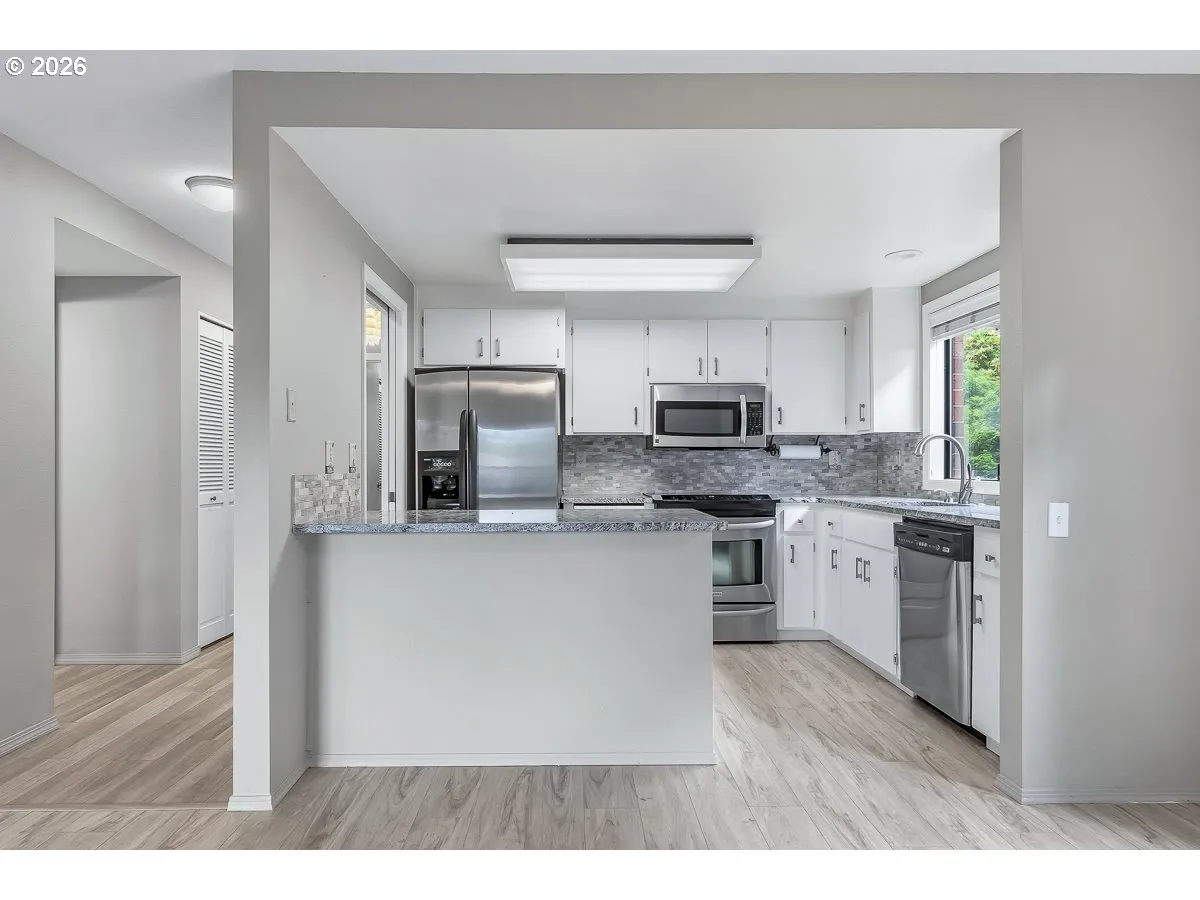 Kitchen-Breakfast Bar