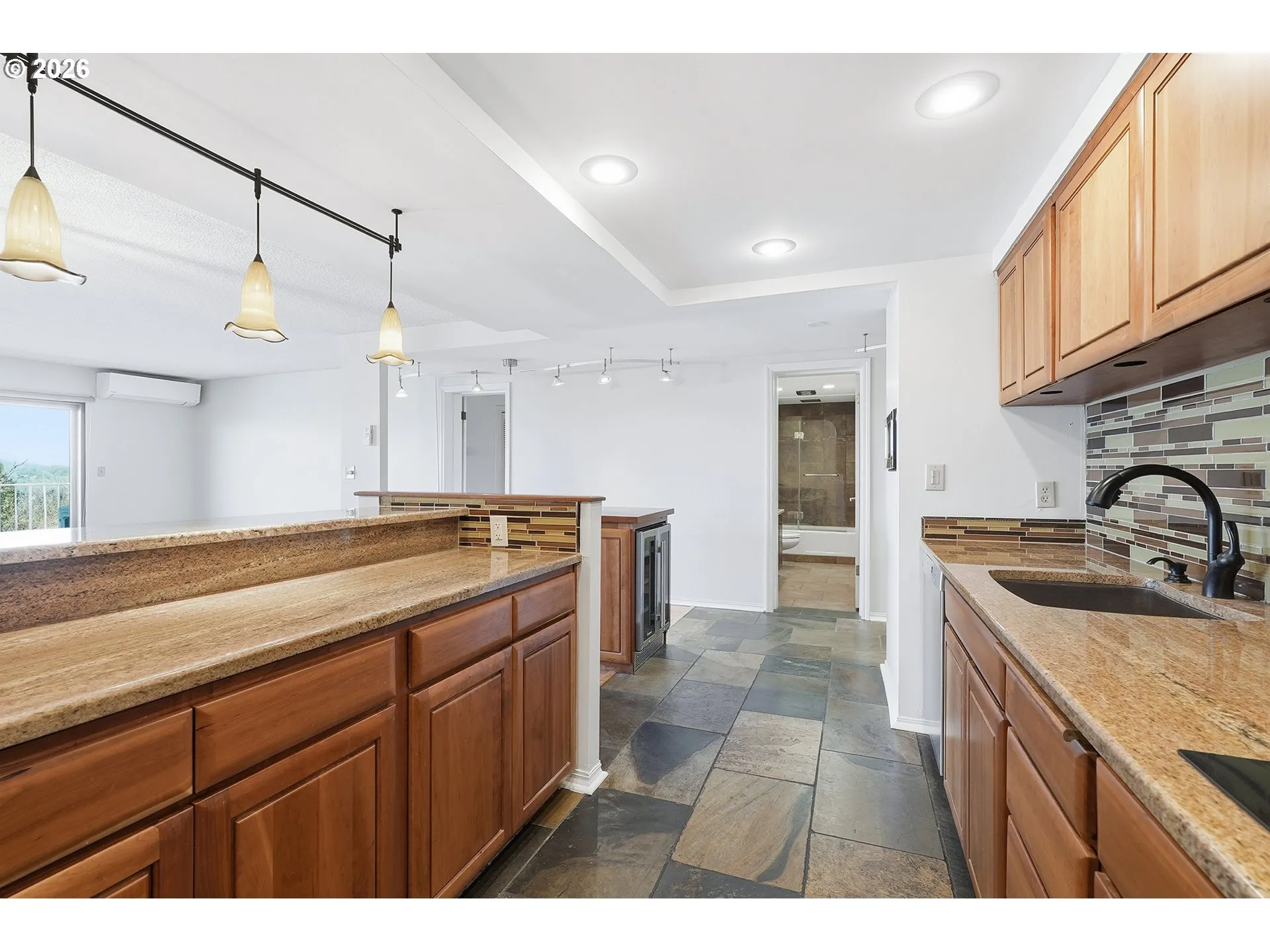 Kitchen-Breakfast Bar