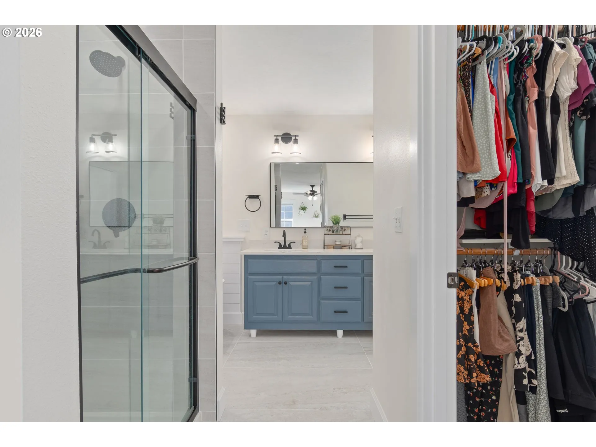 Bathroom, Attached-Walk-In Closet