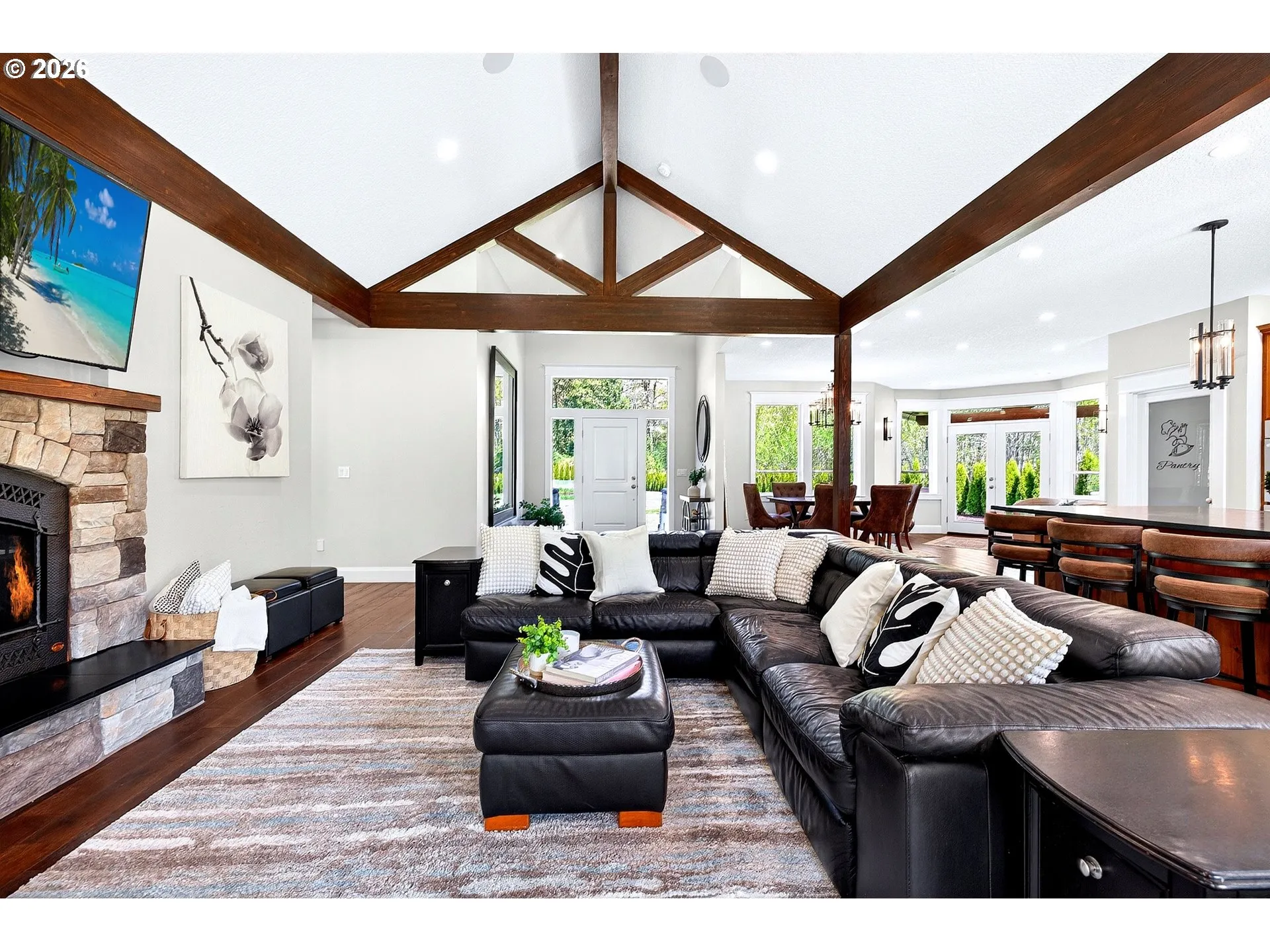 Living Room/Entrance