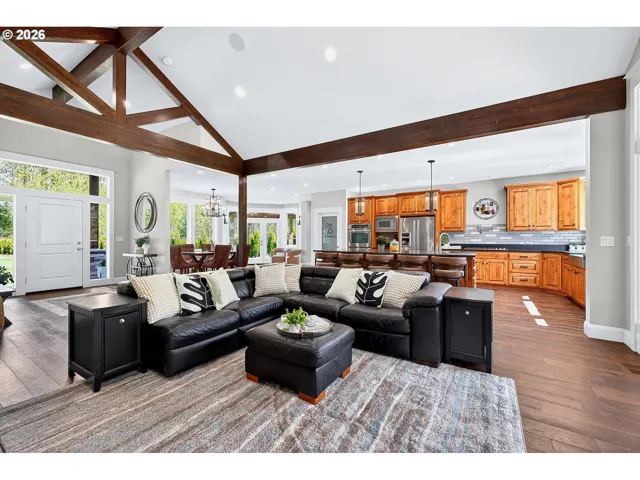 Living Room/Entrance
