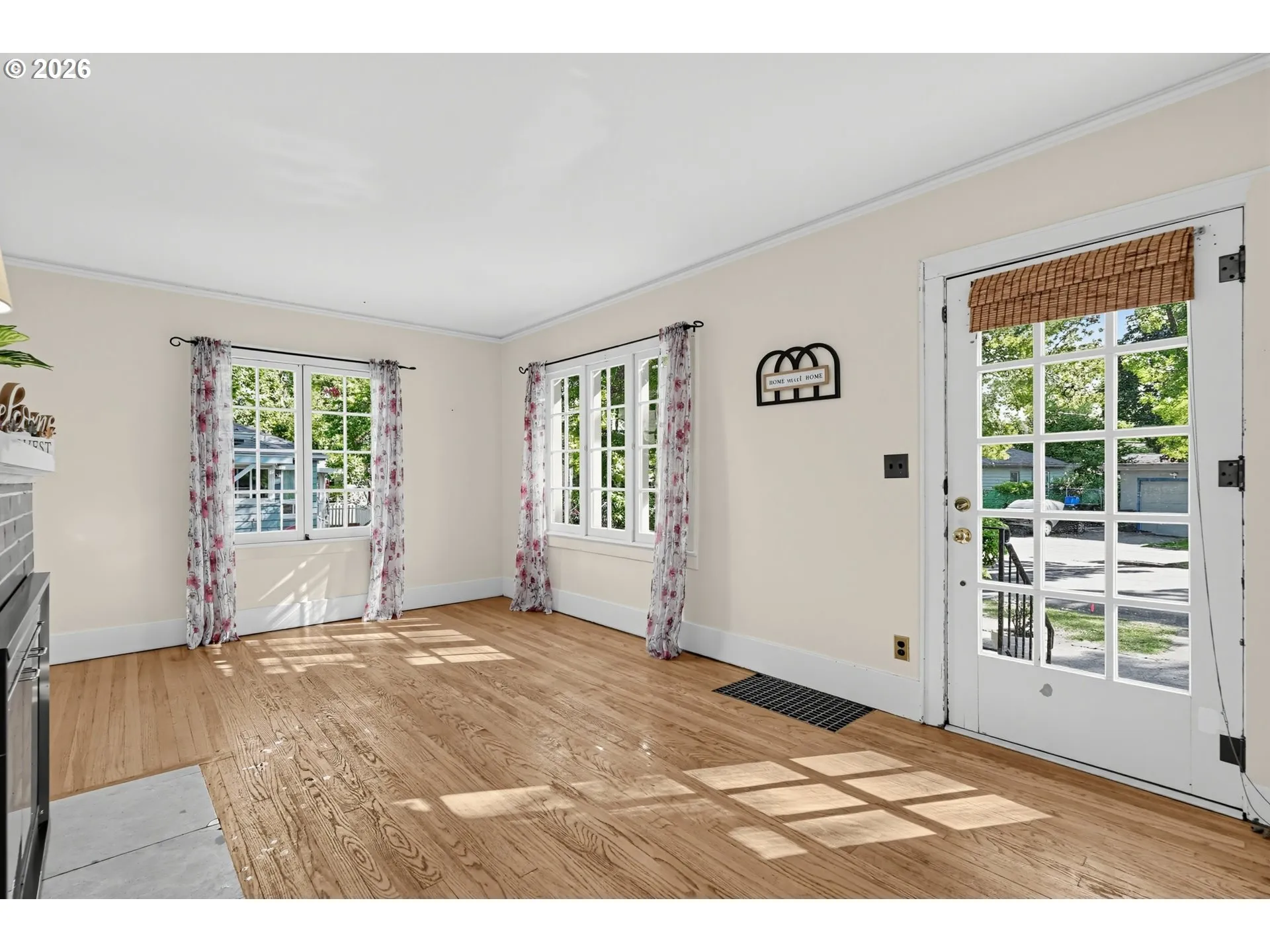Living Room/Entrance
