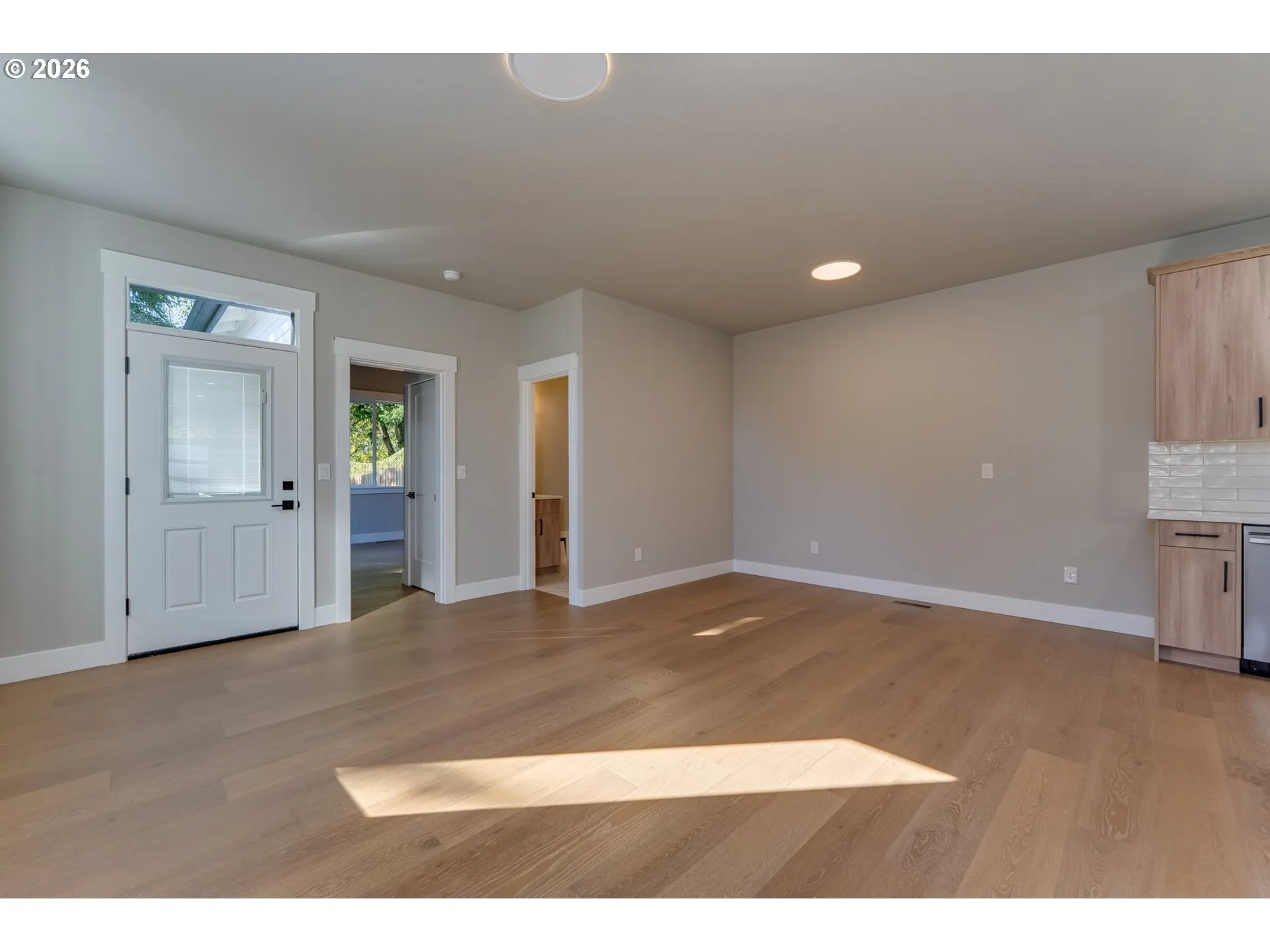 Living Room/Entrance