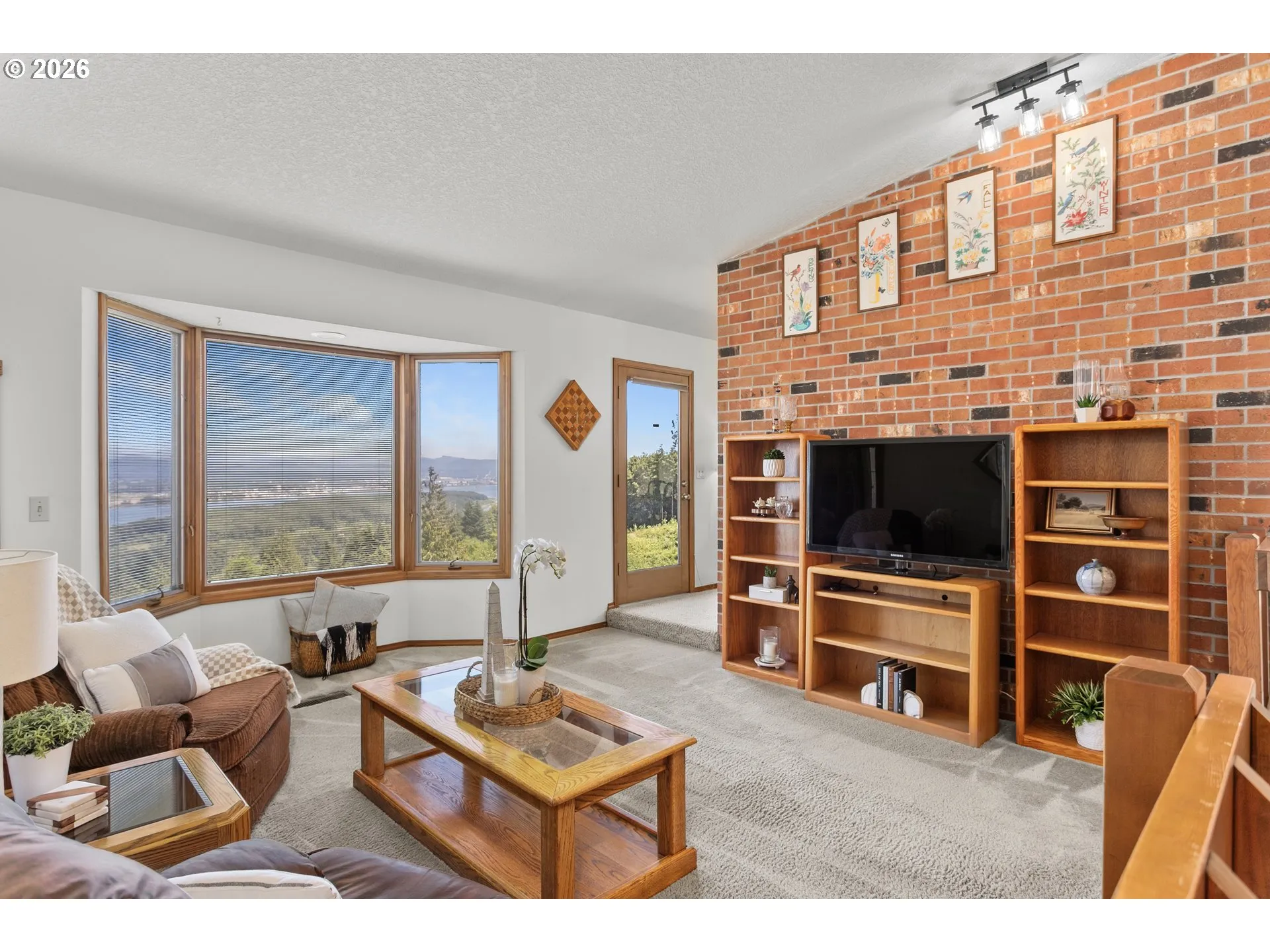 Living Room-Vaulted Ceilings