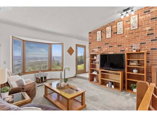 Living Room-Vaulted Ceilings