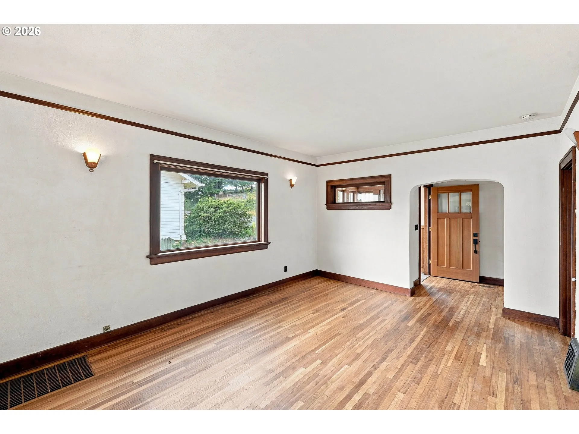 Living Room/Entrance