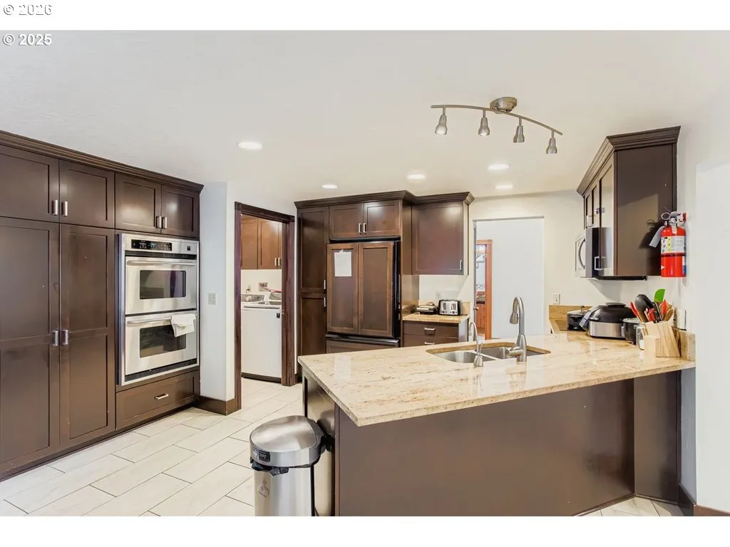 Kitchen-Breakfast Bar