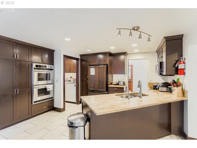 Kitchen-Breakfast Bar