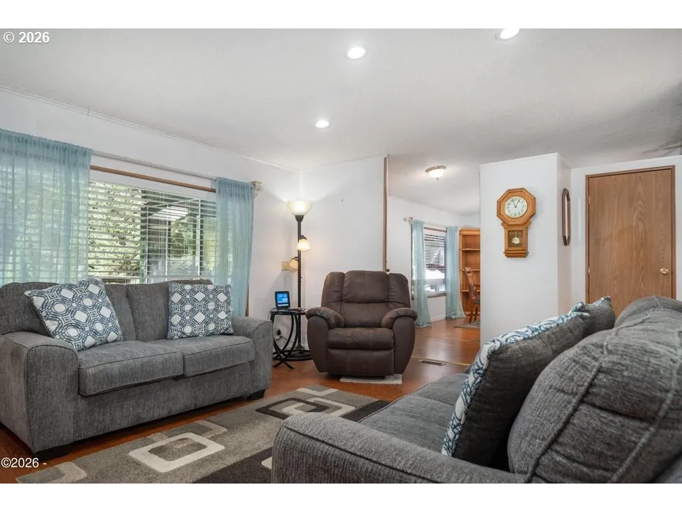 Living Room/Entrance