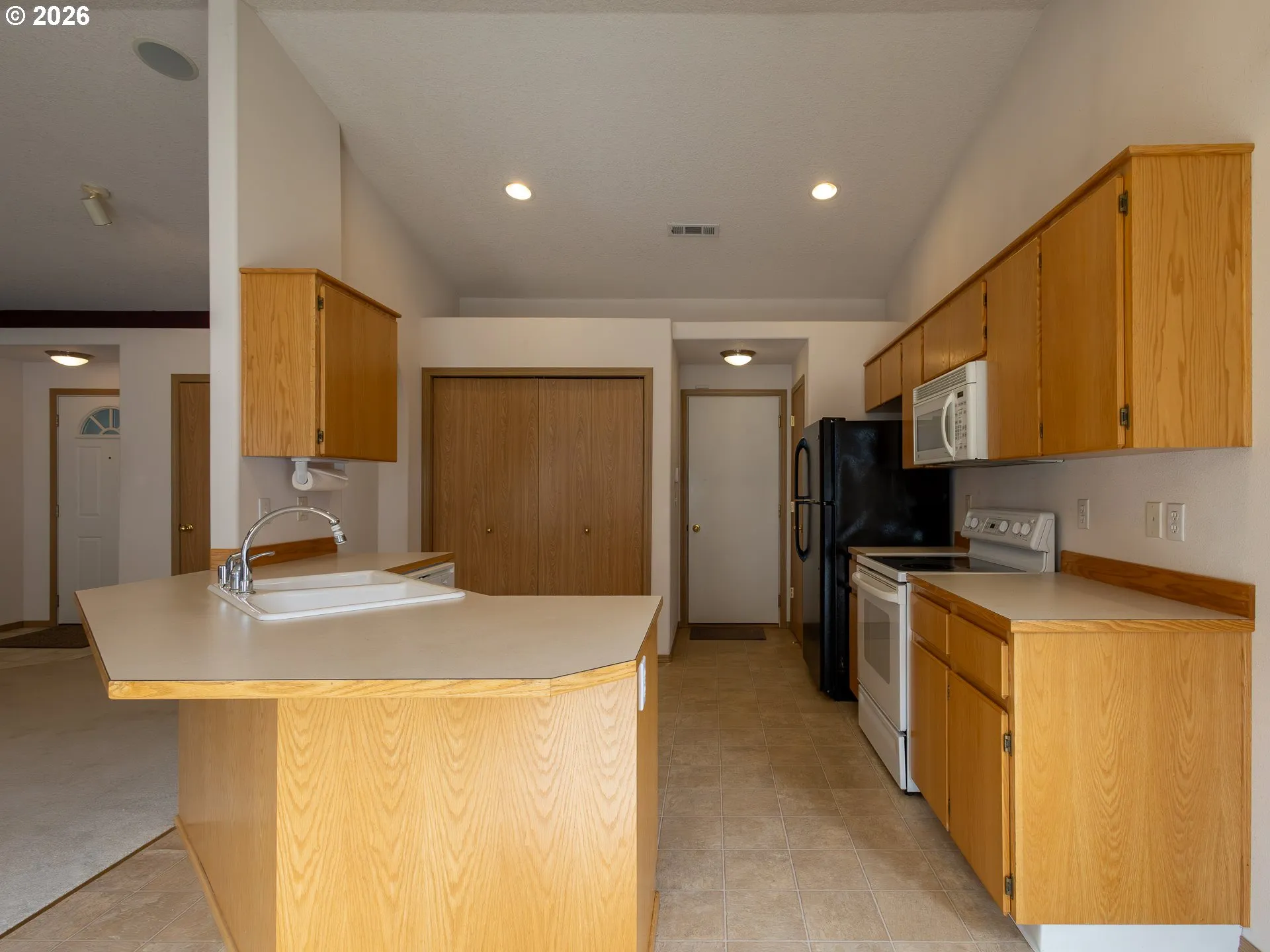 Kitchen-Breakfast Bar