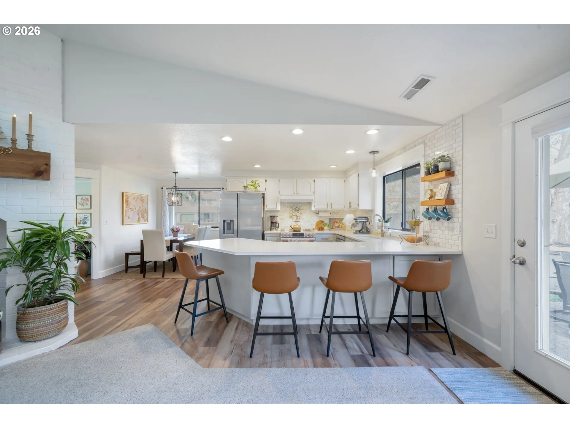 Kitchen-Breakfast Bar