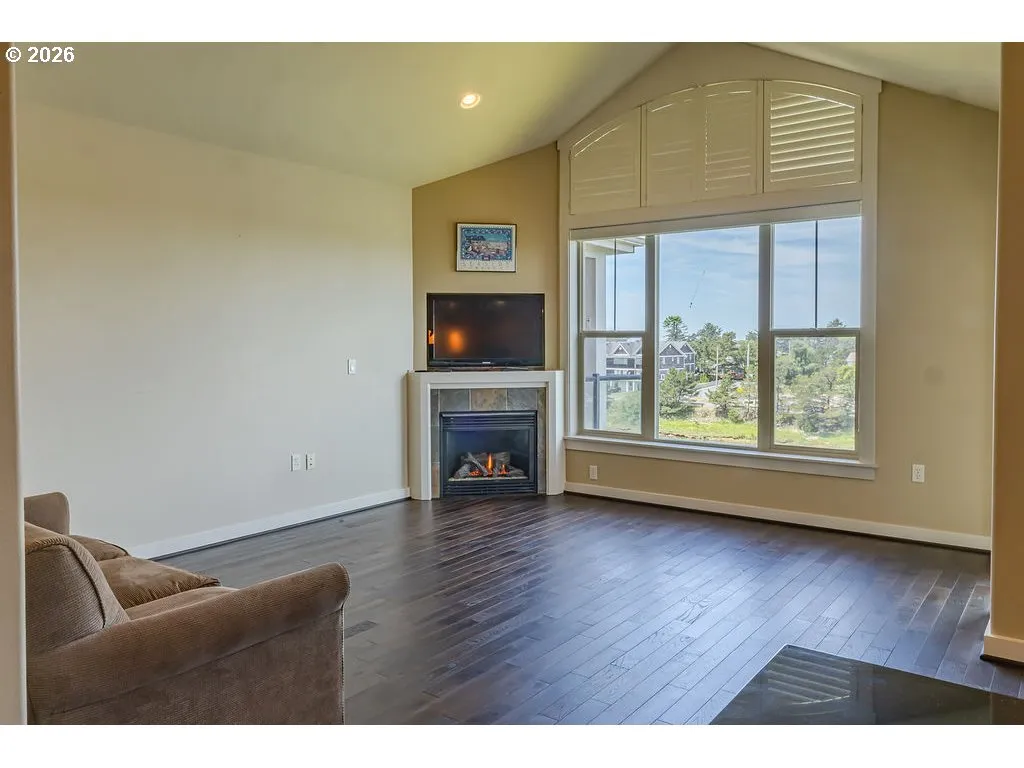 Living Room-Vaulted Ceilings