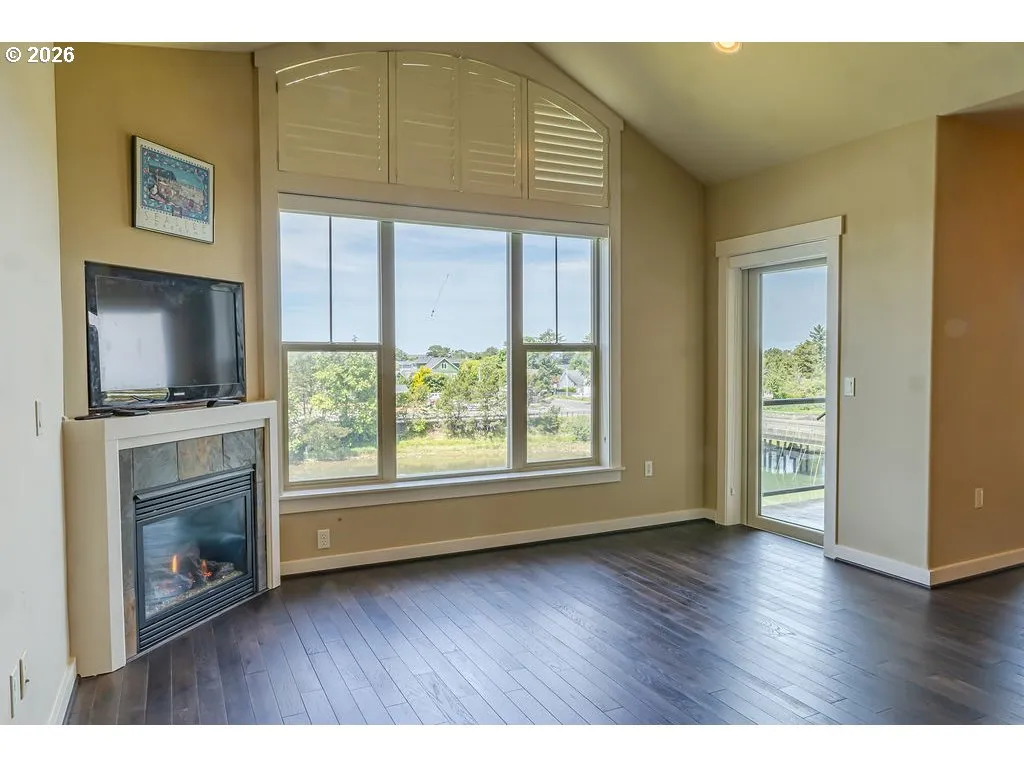Living Room-Fireplace