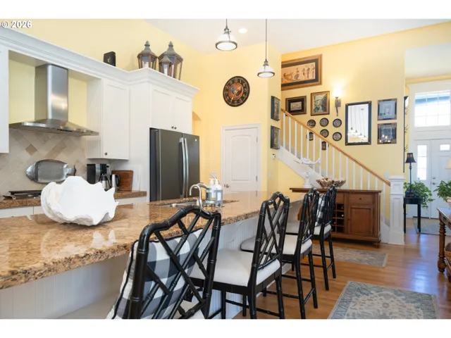 Kitchen-Breakfast Bar