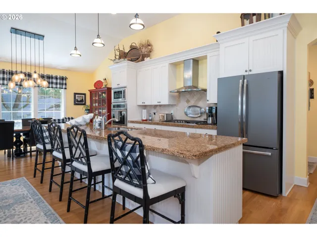 Kitchen-Breakfast Bar