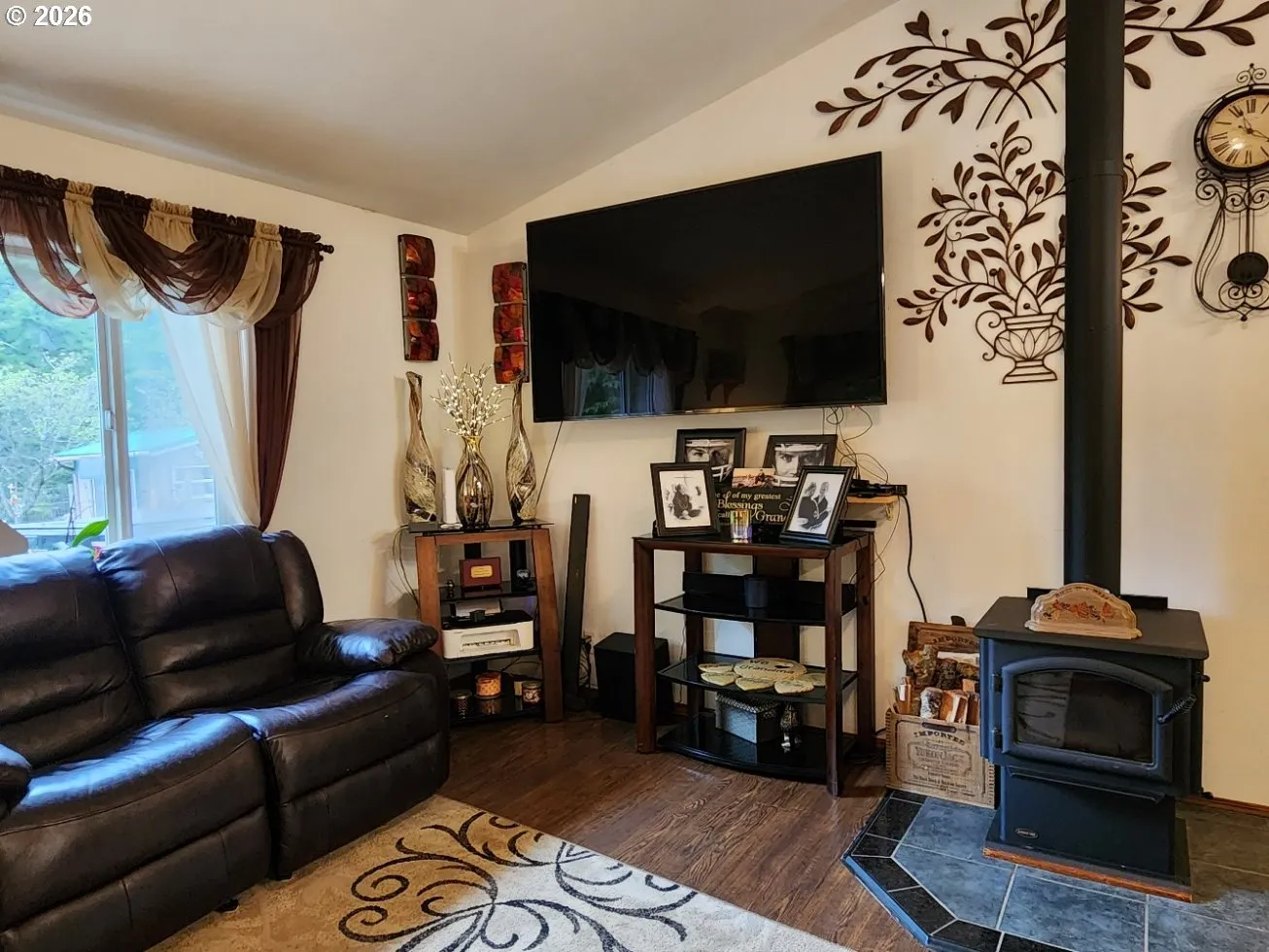 Living Room-Fireplace