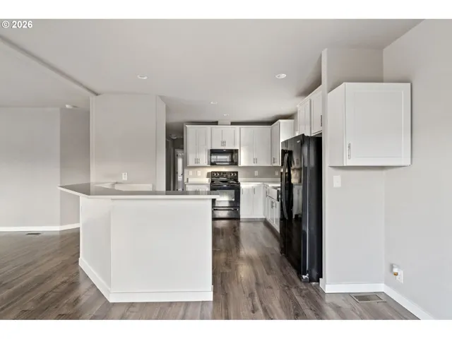 Kitchen-Breakfast Bar