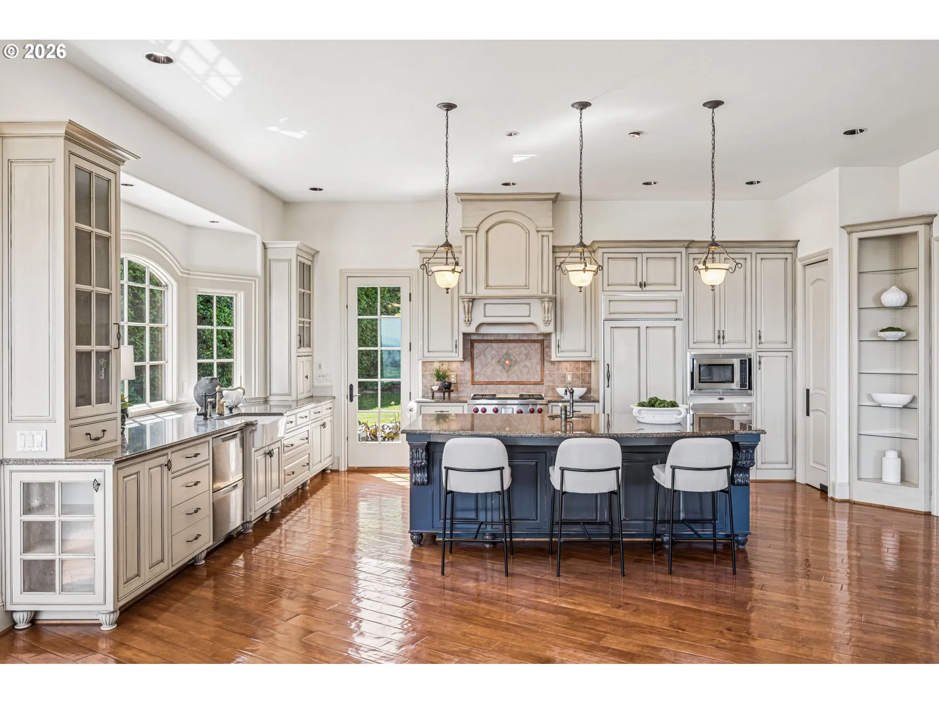 Kitchen-Breakfast Bar