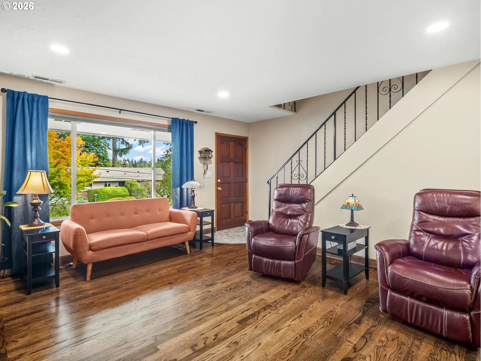 Living Room/Entrance
