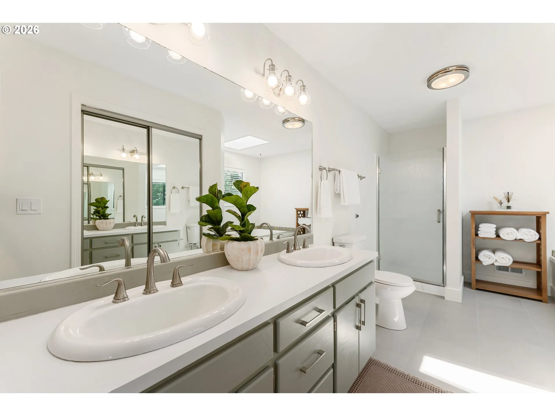 Bathroom, Attached-Walk-In Closet