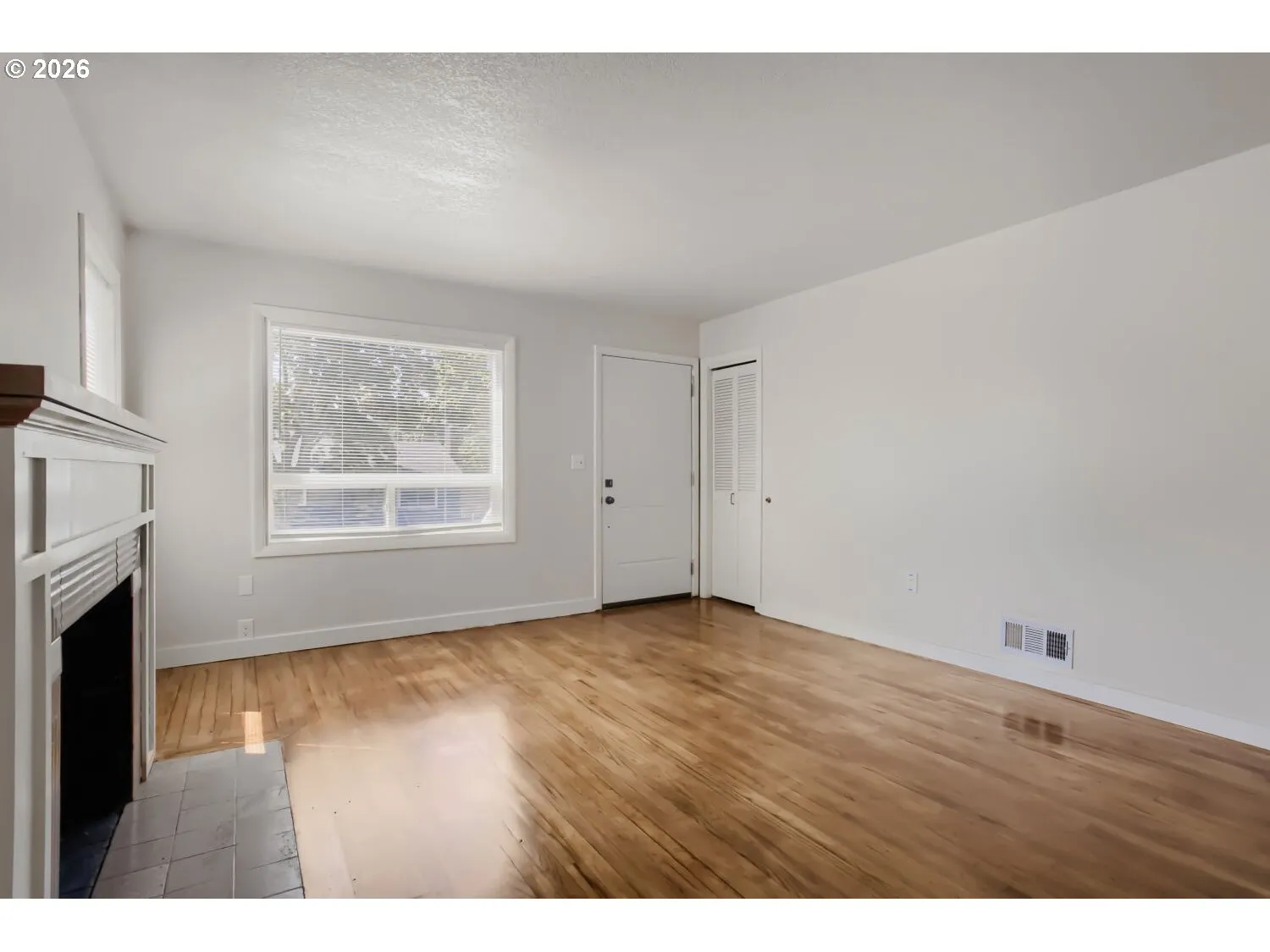 Living Room/Entrance