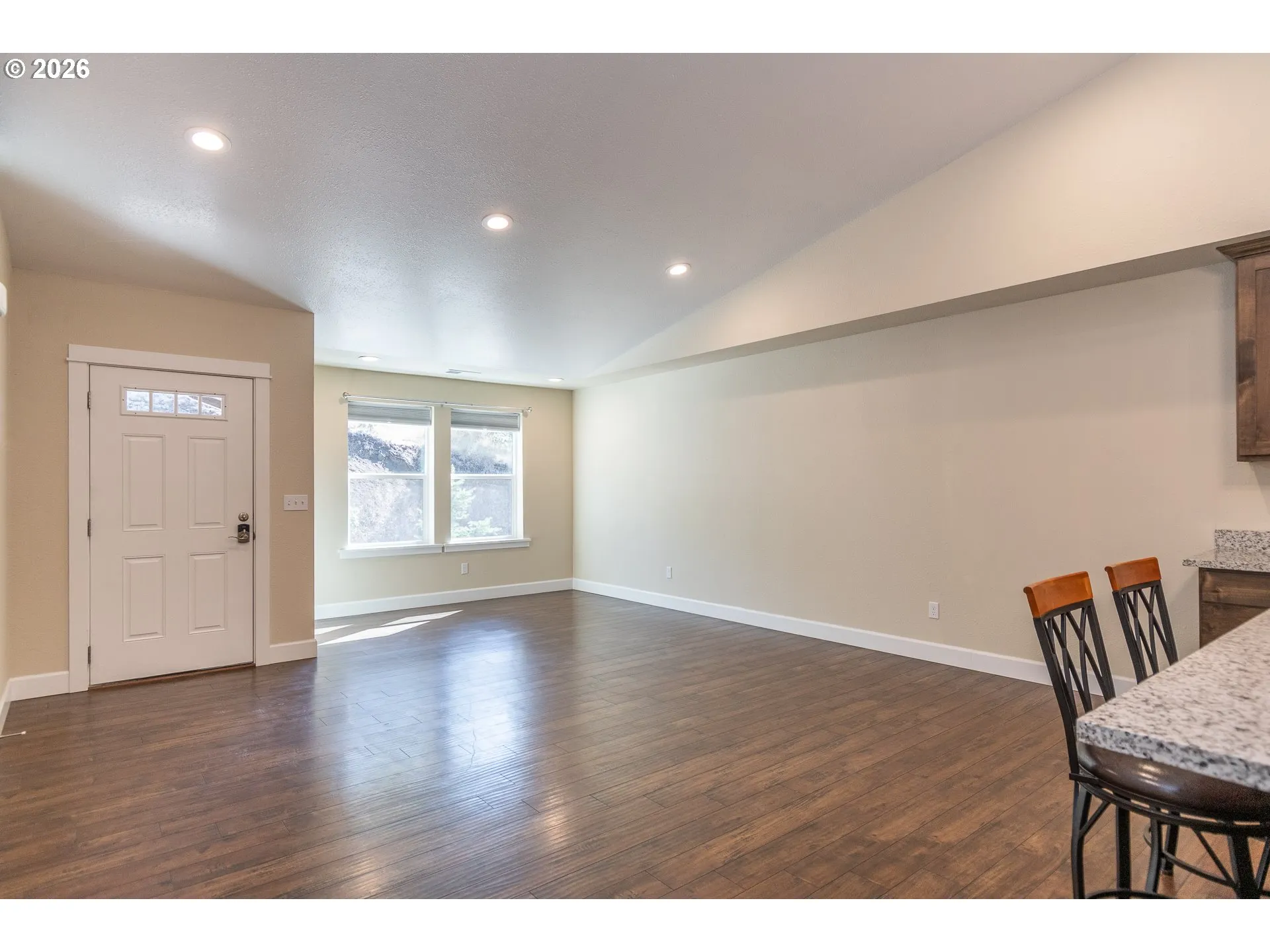 Living Room/Entrance