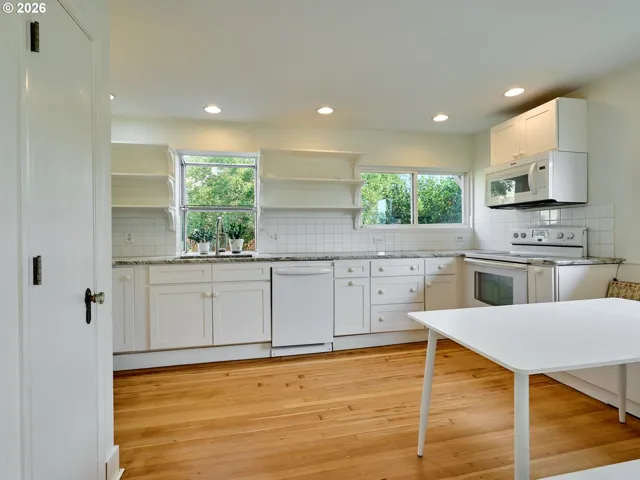Kitchen/Nook-Eating Area