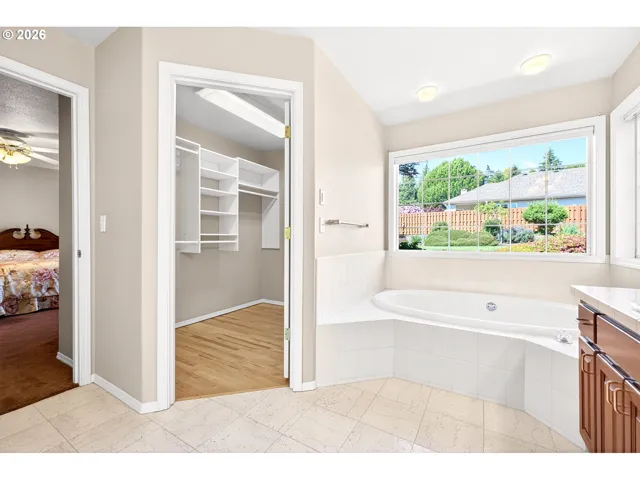 Bathroom, Attached-Walk-In Closet