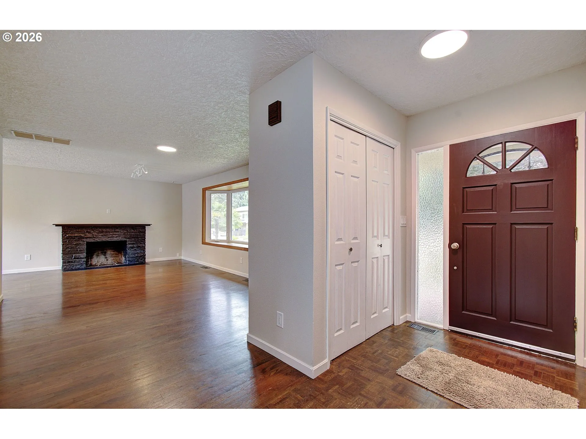 Living Room/Entrance