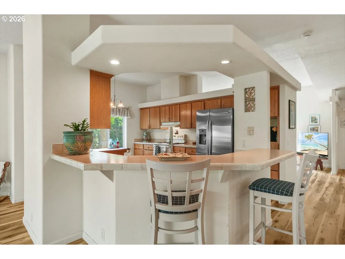 Kitchen-Breakfast Bar