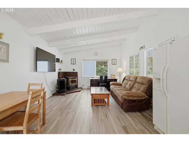 Living Room-Vaulted Ceilings