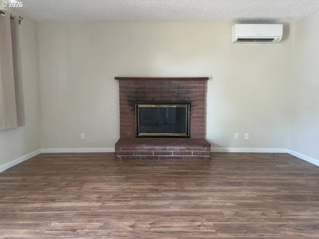 Living Room-Fireplace