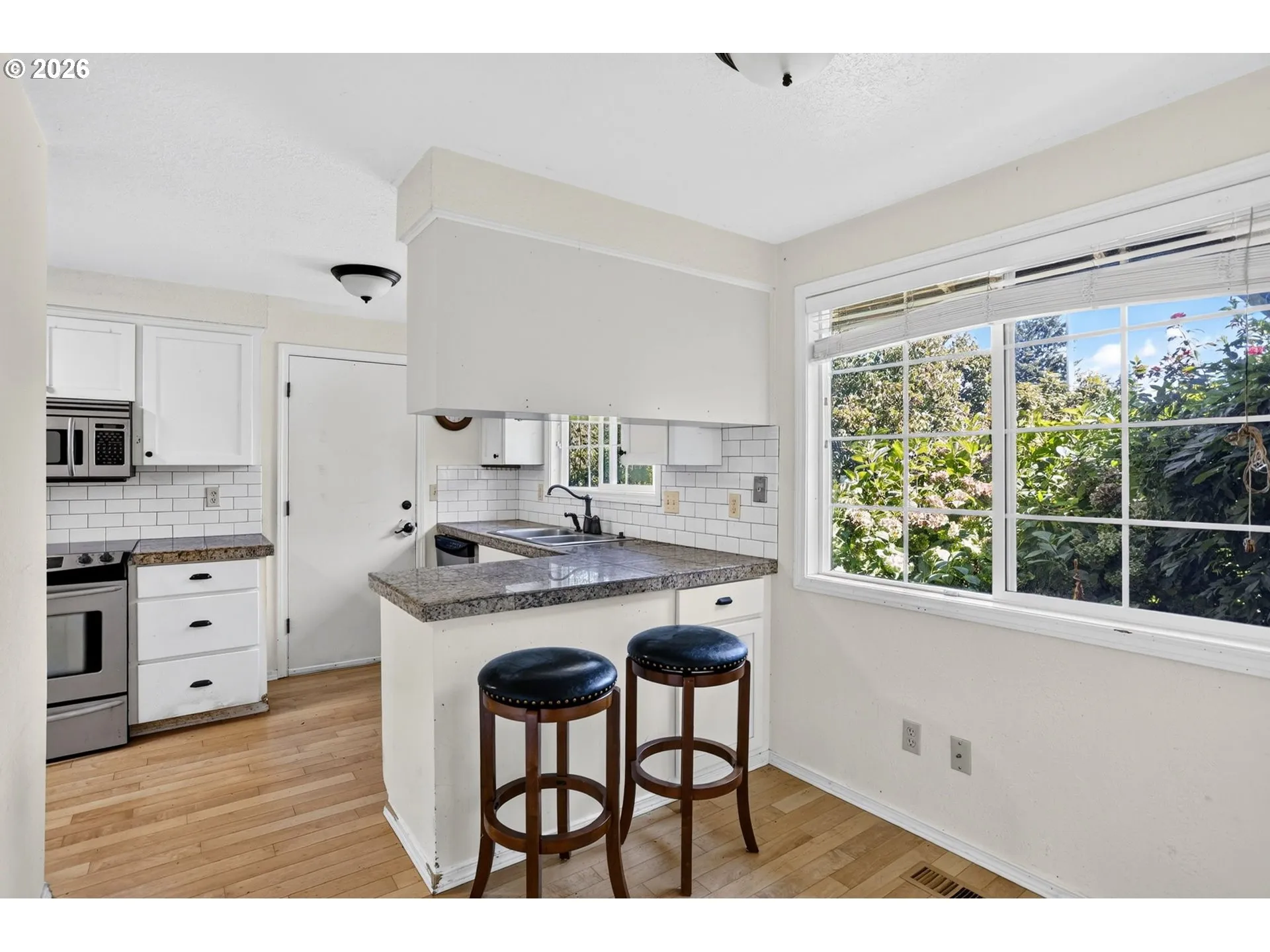 Kitchen-Breakfast Bar