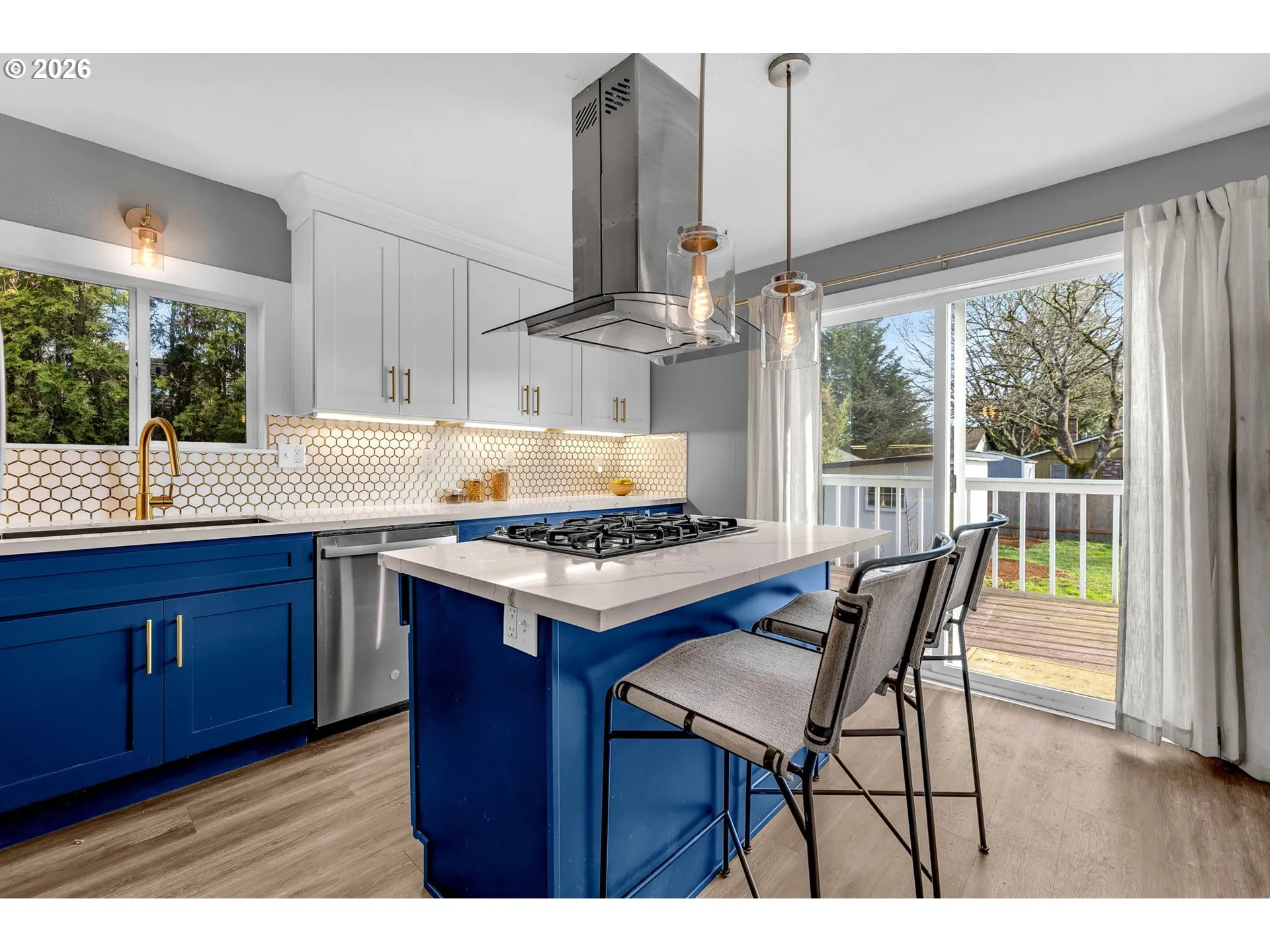 Kitchen-Breakfast Bar