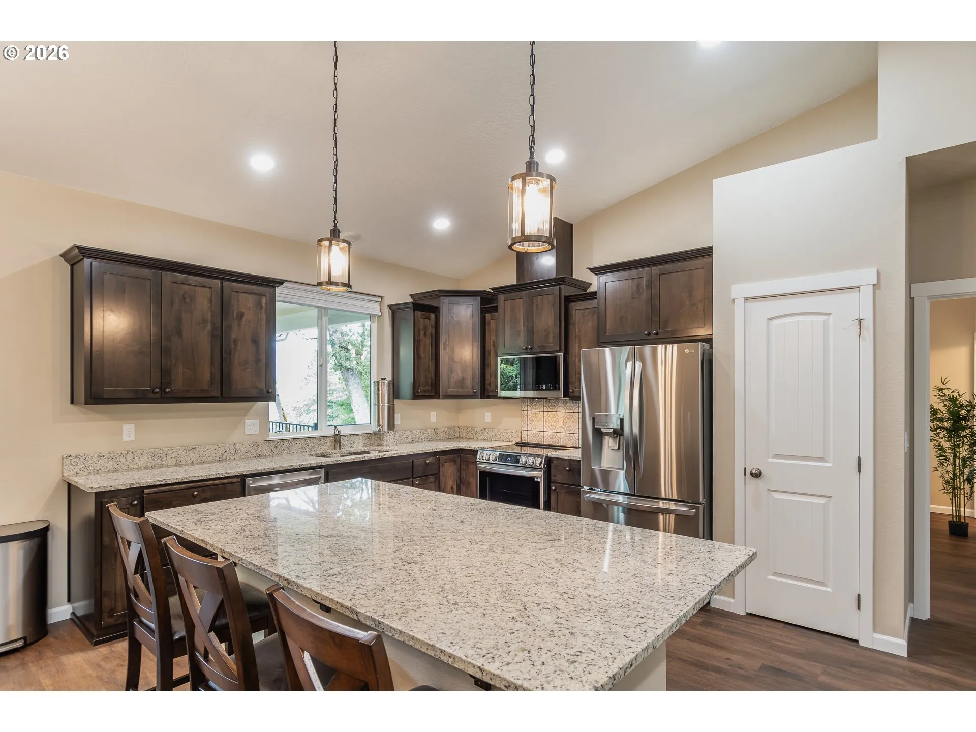 Kitchen-Breakfast Bar