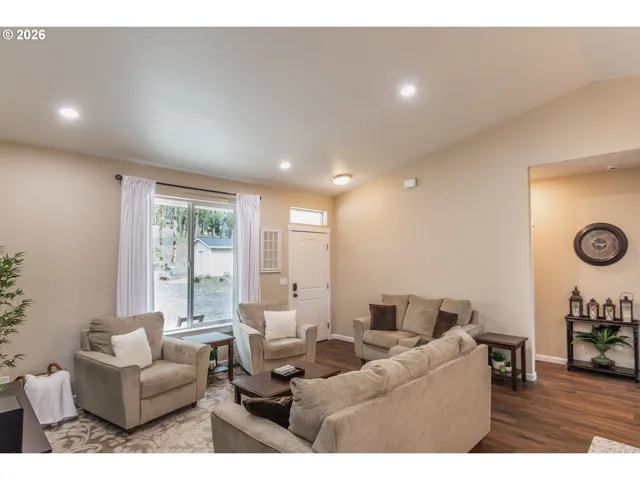 Living Room/Entrance