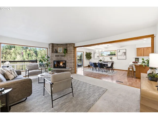 Living Room/Entrance