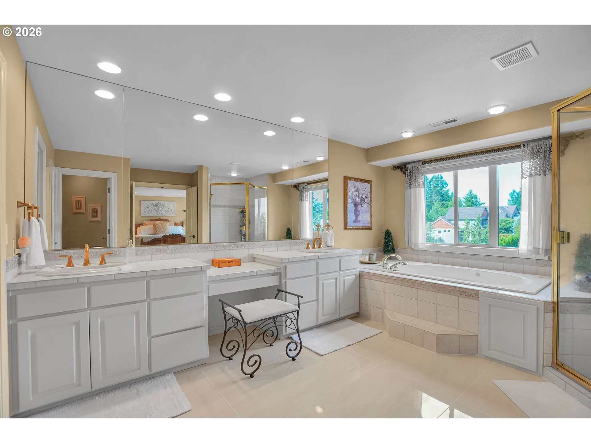 Bathroom, Attached-Garden Tub