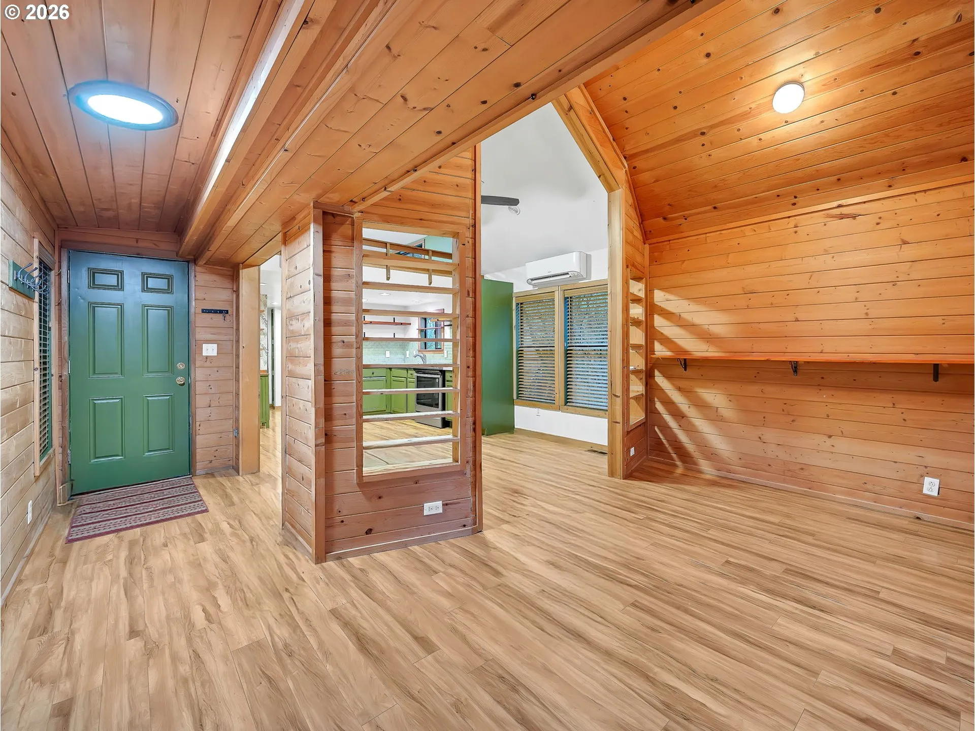 Living Room/Entrance